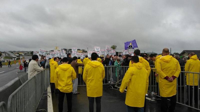 Manifestantes também marcam presença na Ponte Anita Garibaldi — foto 4