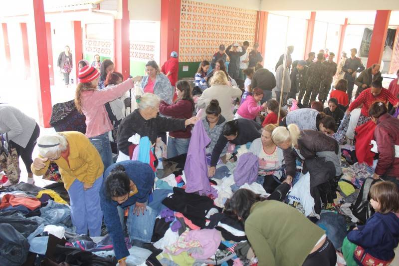 Equipe multi-institucional contempla 500 famílias com agasalhos no Rincão — foto 1