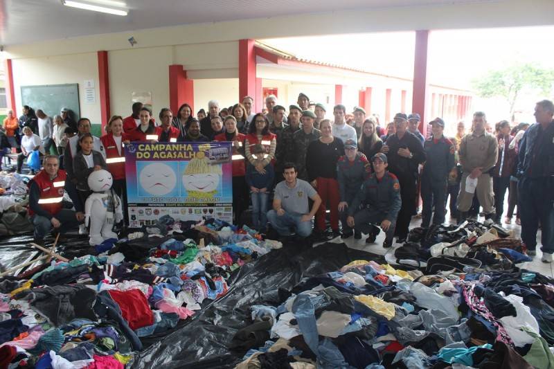 Equipe multi-institucional contempla 500 famílias com agasalhos no Rincão — foto 2