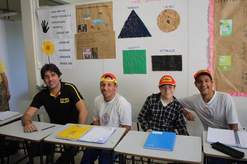 Cacá Bueno faz alegria dos alunos da Apae de Içara — foto 1