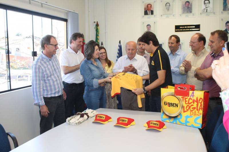 Cacá Bueno faz alegria dos alunos da Apae de Içara — foto 2