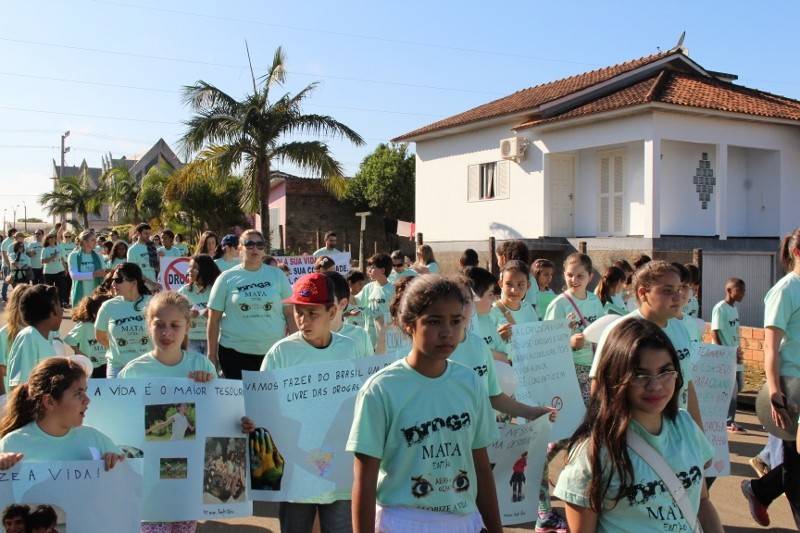 Em luta contra as drogas, cerca de 400 pessoas caminham em Forquilhinha — foto 1