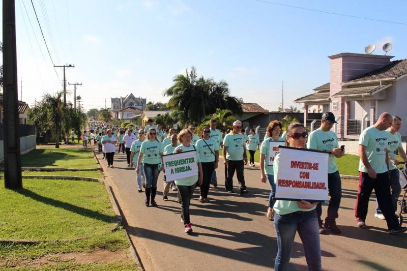 Em luta contra as drogas, cerca de 400 pessoas caminham em Forquilhinha — foto 2