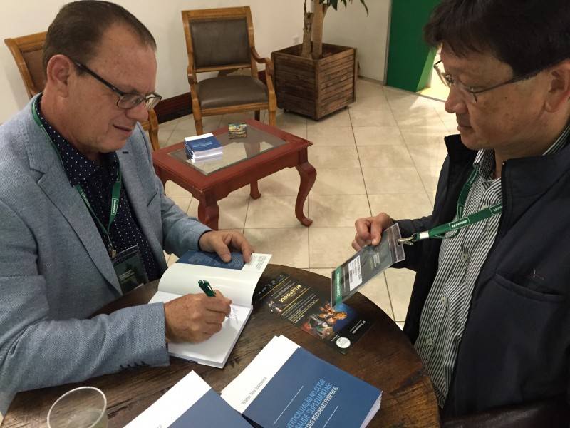 Médico Walter Ney Junqueira lança livro em Congresso da Unimed — foto 1