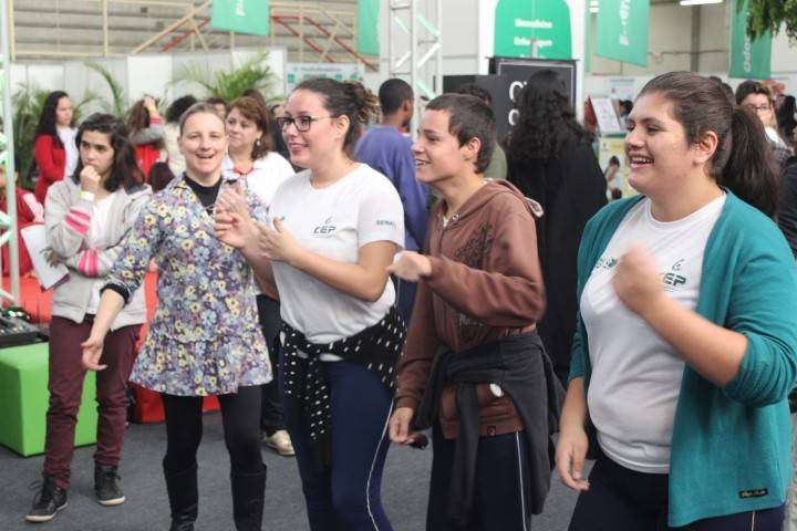 VÍDEO: Estudantes lotam Feira das Profissões na Unesc — foto 1