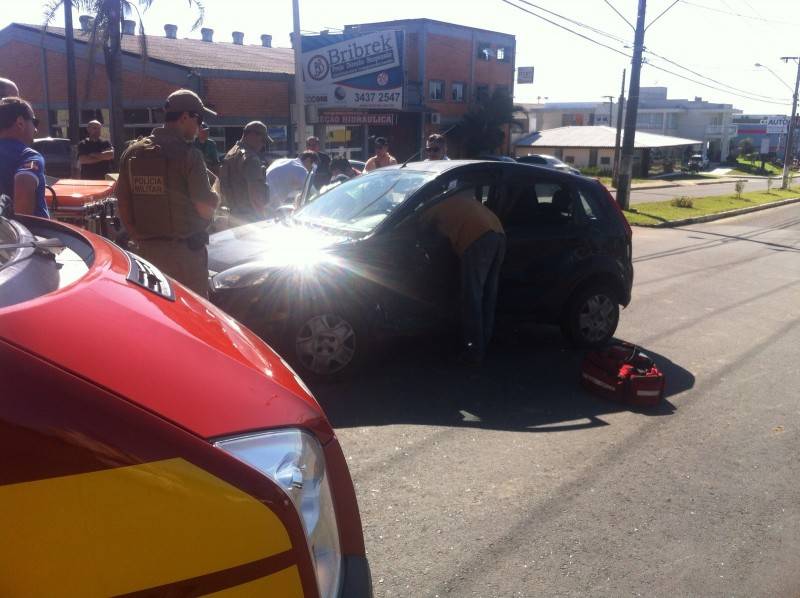 Veículos colidem na Gabriel Zanette — foto 2