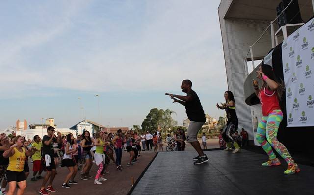 Zumba promovida pela Mult reúne centenas de participantes — foto 6