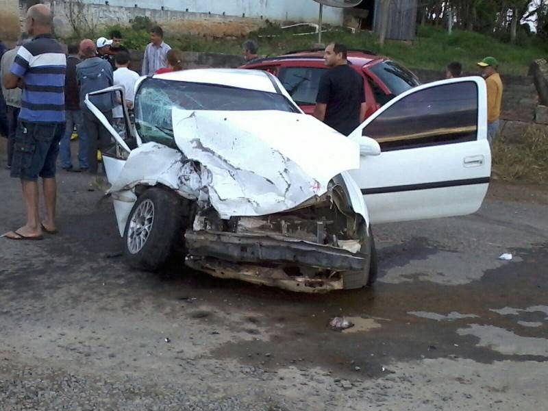 Colisão frontal em Sangão deixa vítima em estado grave — foto 1