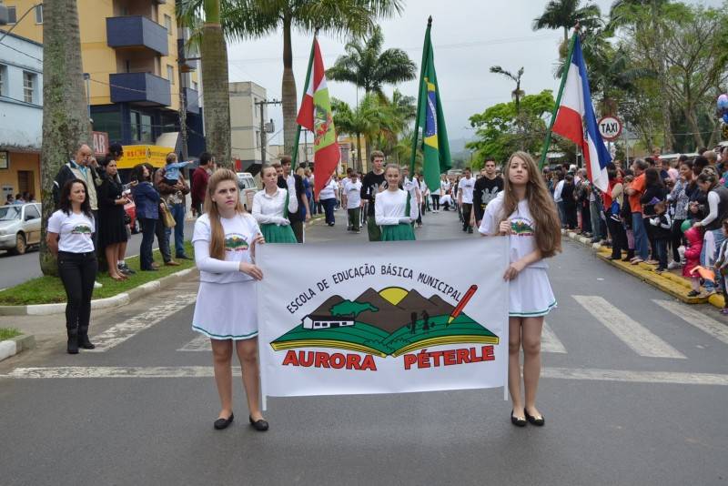 Mais de duas mil pessoas acompanham desfile cívico em Siderópolis — foto 1
