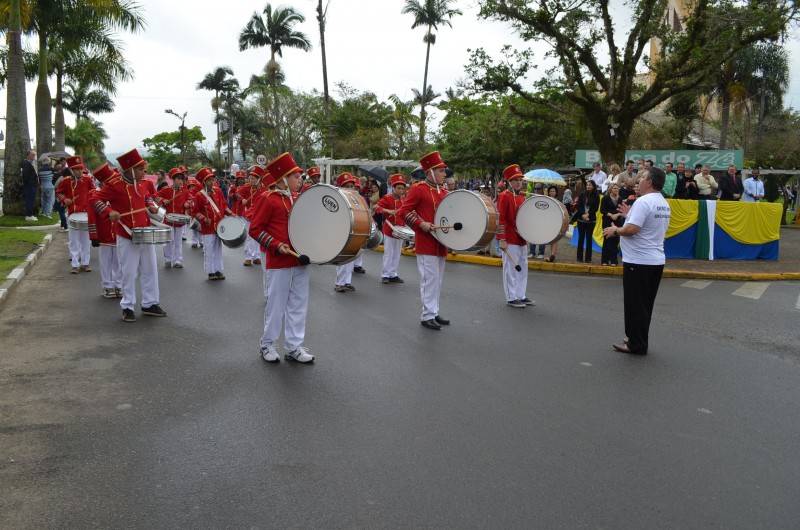 Mais de duas mil pessoas acompanham desfile cívico em Siderópolis — foto 2