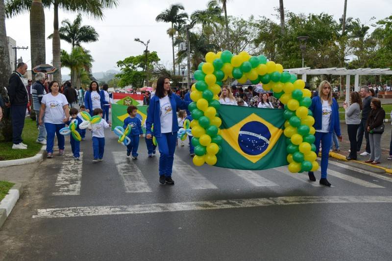 Mais de duas mil pessoas acompanham desfile cívico em Siderópolis — foto 3