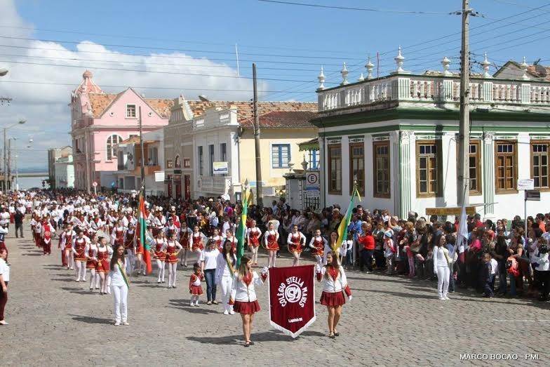 Laguna tem desfile interativo e comovente — foto 5