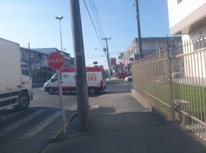 Ciclista fica gravemente ferido após ser atropelado por caminhão — foto 1