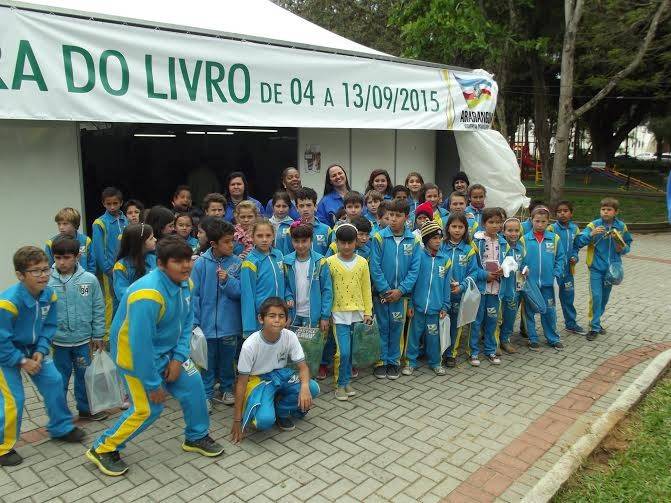 Alunos do Arroio do Silva visitaram Feira do Livro em Araranguá — foto 2