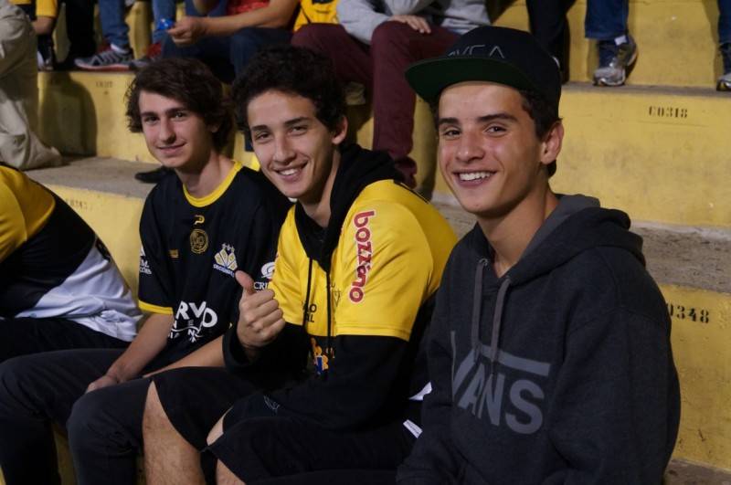 Torcida encara tempo de chuva e dá show no Majestoso — foto 48