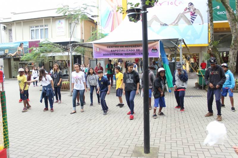 Brinquedos, música e teatro para conscientizar sobre violência infantil — foto 1
