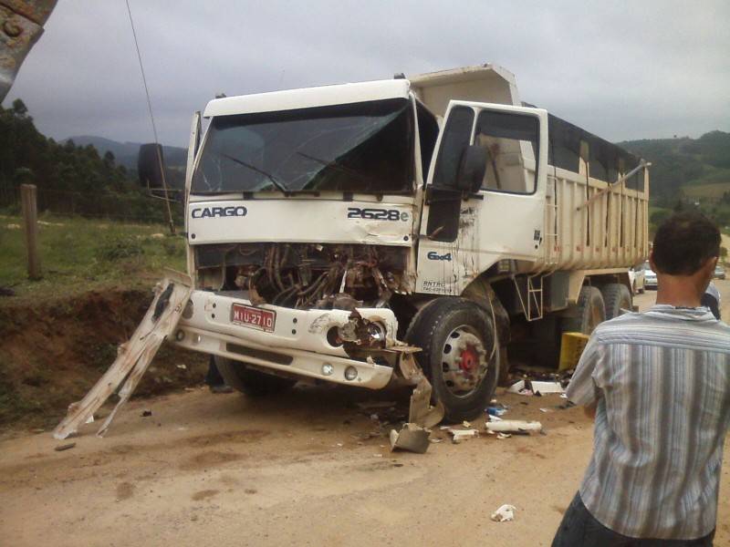 Caminhões colidem e motorista fica ferido — foto 1