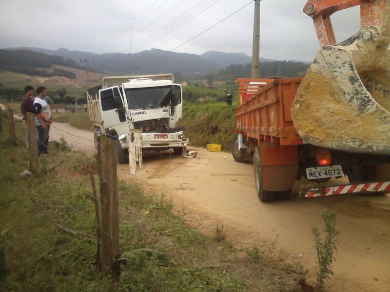 Caminhões colidem e motorista fica ferido — foto 2
