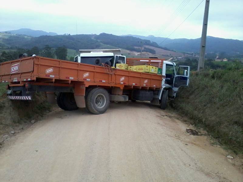 Caminhões colidem e motorista fica ferido — foto 4