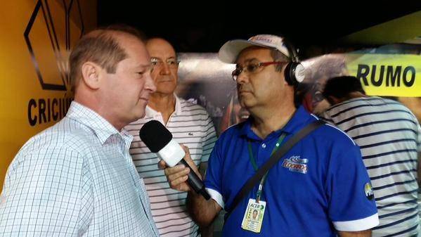 Na foto, o repórter Jota Éder entrevista o empresário. Imagem: Rádio Eldorado