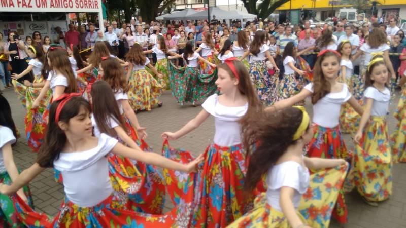 VÍDEO: Alunos do São Bento dançam na Nereu Ramos — foto 1