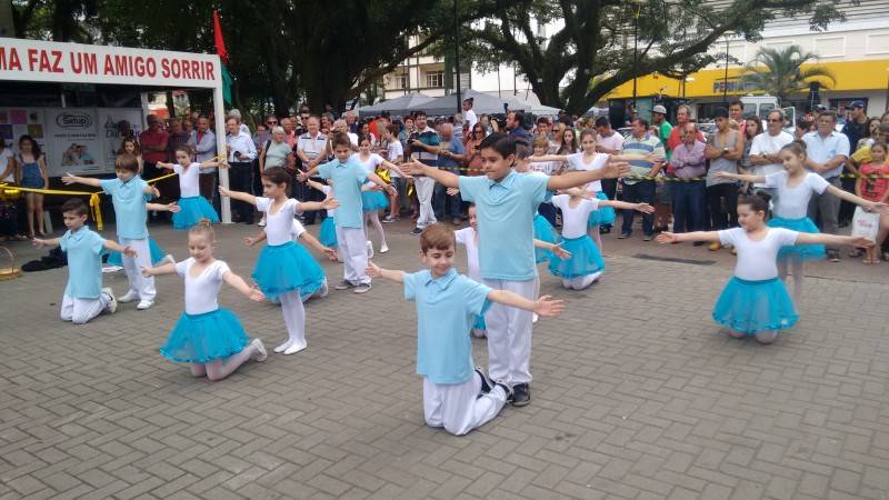 VÍDEO: Alunos do São Bento dançam na Nereu Ramos — foto 2