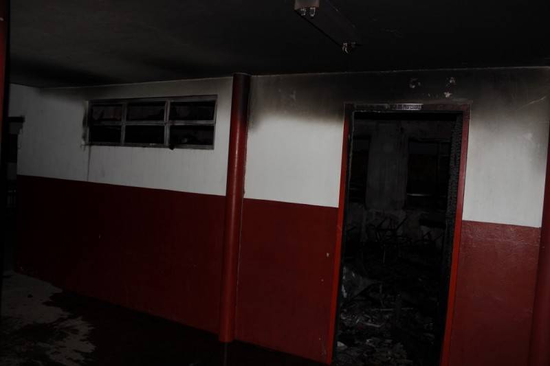 Fogo na escola Heriberto Hülse mobiliza bombeiros — foto 1