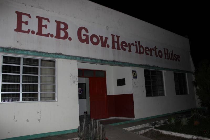 Fogo na escola Heriberto Hülse mobiliza bombeiros — foto 7