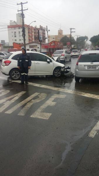 Veículo atinge Amarelinho e deixa trânsito lento — foto 1