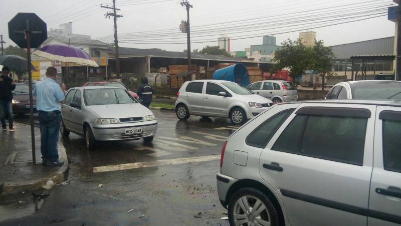 Veículo atinge Amarelinho e deixa trânsito lento — foto 2