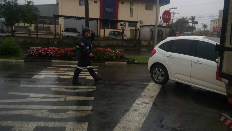Veículo atinge Amarelinho e deixa trânsito lento — foto 3