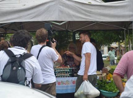 Rodrigo Hilbert grava na feira livre de Orleans — foto 1