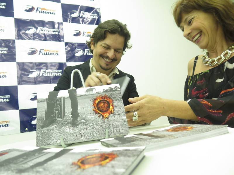 Pedro Araújo lança livro de poesias — foto 2
