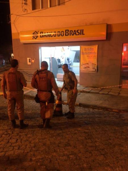 Criminosos tentam dinamitar agência bancária — foto 1