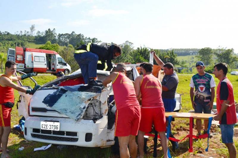 Motorista fica preso às ferragens após capotar veículo — foto 1