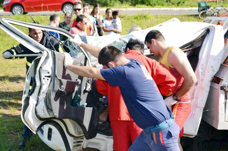 Motorista fica preso às ferragens após capotar veículo — foto 2