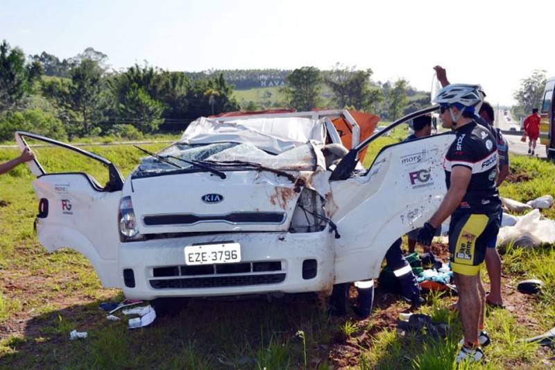 Motorista fica preso às ferragens após capotar veículo — foto 5