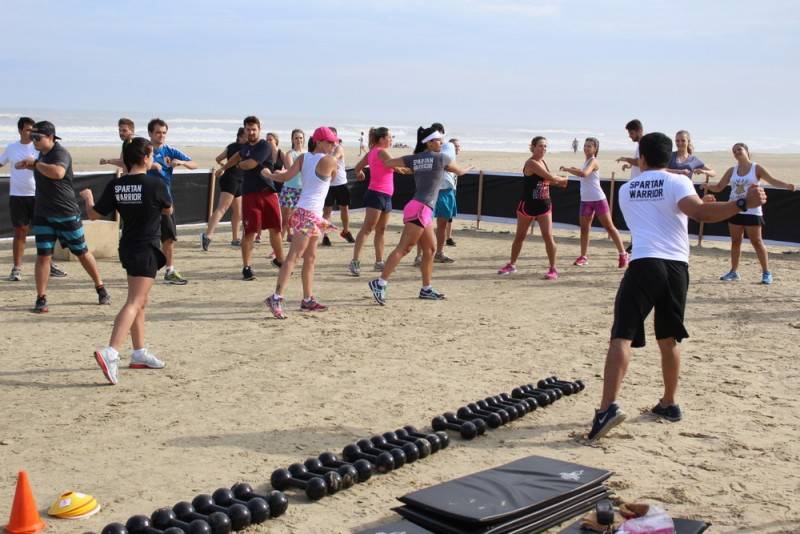Treinamentos funcionais são realizados na orla da praia — foto 1