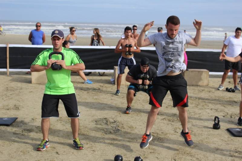 Treinamentos funcionais são realizados na orla da praia — foto 2