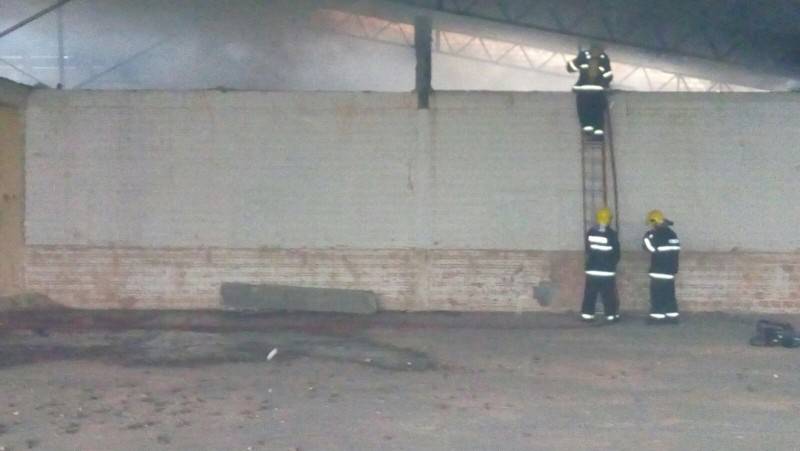 Incêndio em galpão abandonado mobiliza bombeiros — foto 1