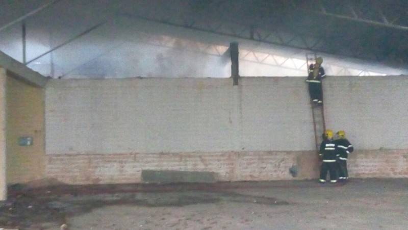 Incêndio em galpão abandonado mobiliza bombeiros — foto 2