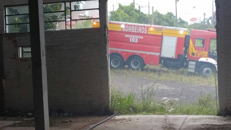 Incêndio em galpão abandonado mobiliza bombeiros — foto 5