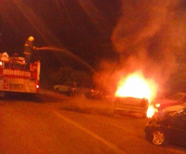 Carro pega fogo no pátio da PMRv — foto 1