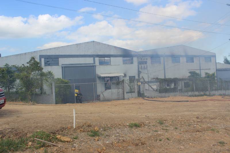 Galpão pega fogo pela segunda vez neste mês — foto 1