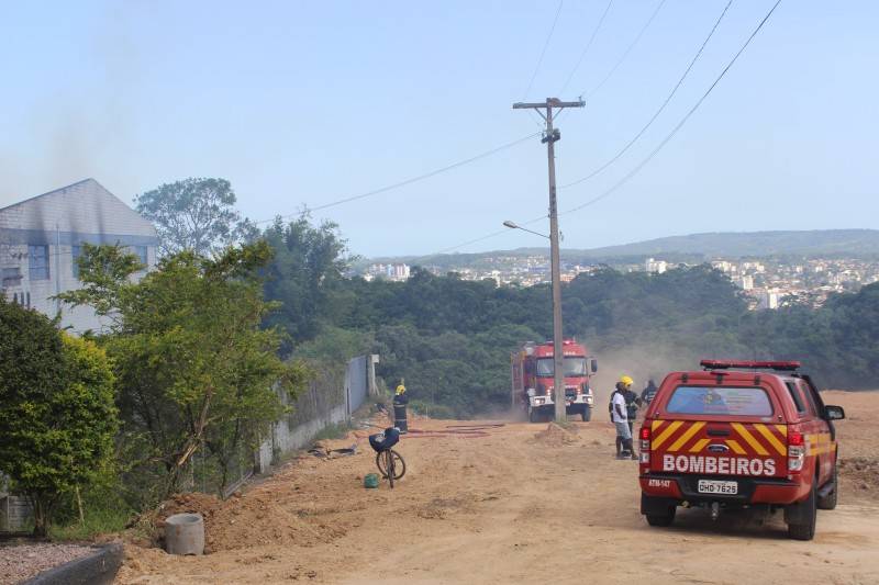 Galpão pega fogo pela segunda vez neste mês — foto 9