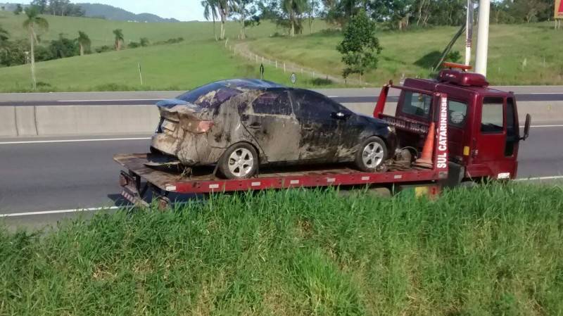 Carros se envolvem em acidente sem vítimas na BR-101 — foto 1