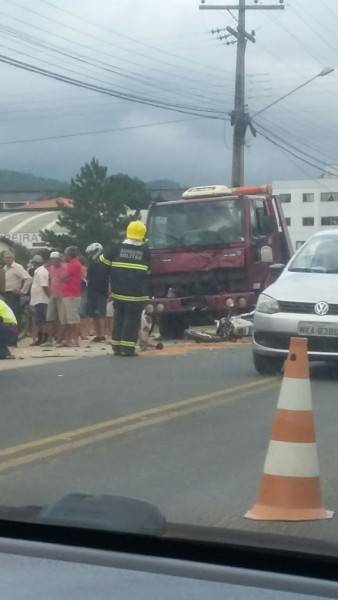 Motociclista de 31 anos morre após colidir em caminhão — foto 1