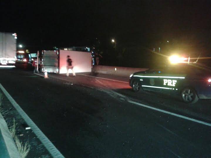 Caminhão tomba após motorista perder controle em curva — foto 1