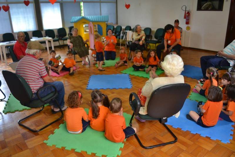 Idosos e crianças do SESI têm tarde de integração — foto 1