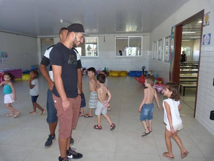 Jogador do Criciúma João Afonso visita o Bairro — foto 1